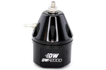 BJ 390037-DWR2000 منظم ضغط الوقود قابل للتعديل، أسود مُنمَّد. مدخل مزدوج -10AN و-8AN منفذ. الملاءمة العالمية